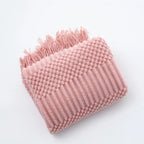 Plaid tricoté à franges rose, plié