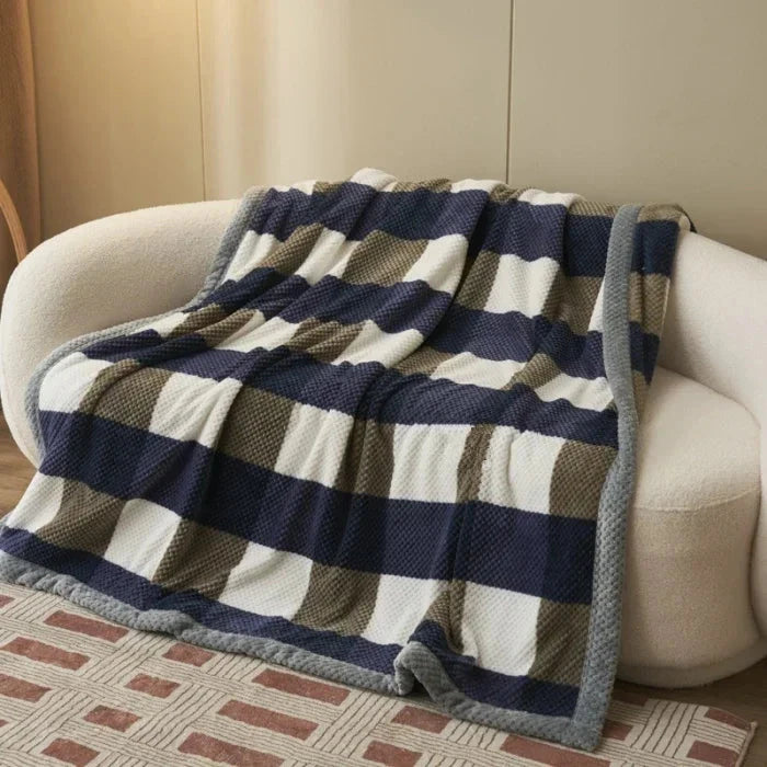 Plaid chenille grands carreaux bleus sur un fauteuil