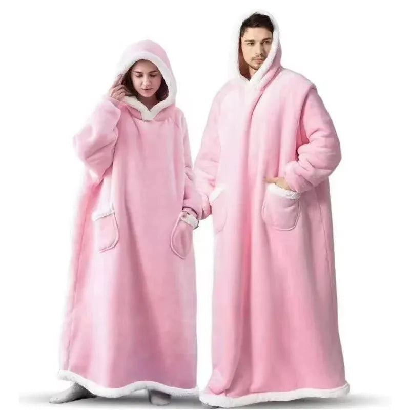 Sweat plaid extra long rose porté par une femme et un homme, vu en entier