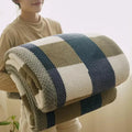 Plaid chenille grands carreaux bleus, plié dans les bras