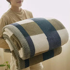 Plaid chenille grands carreaux bleus, plié dans les bras