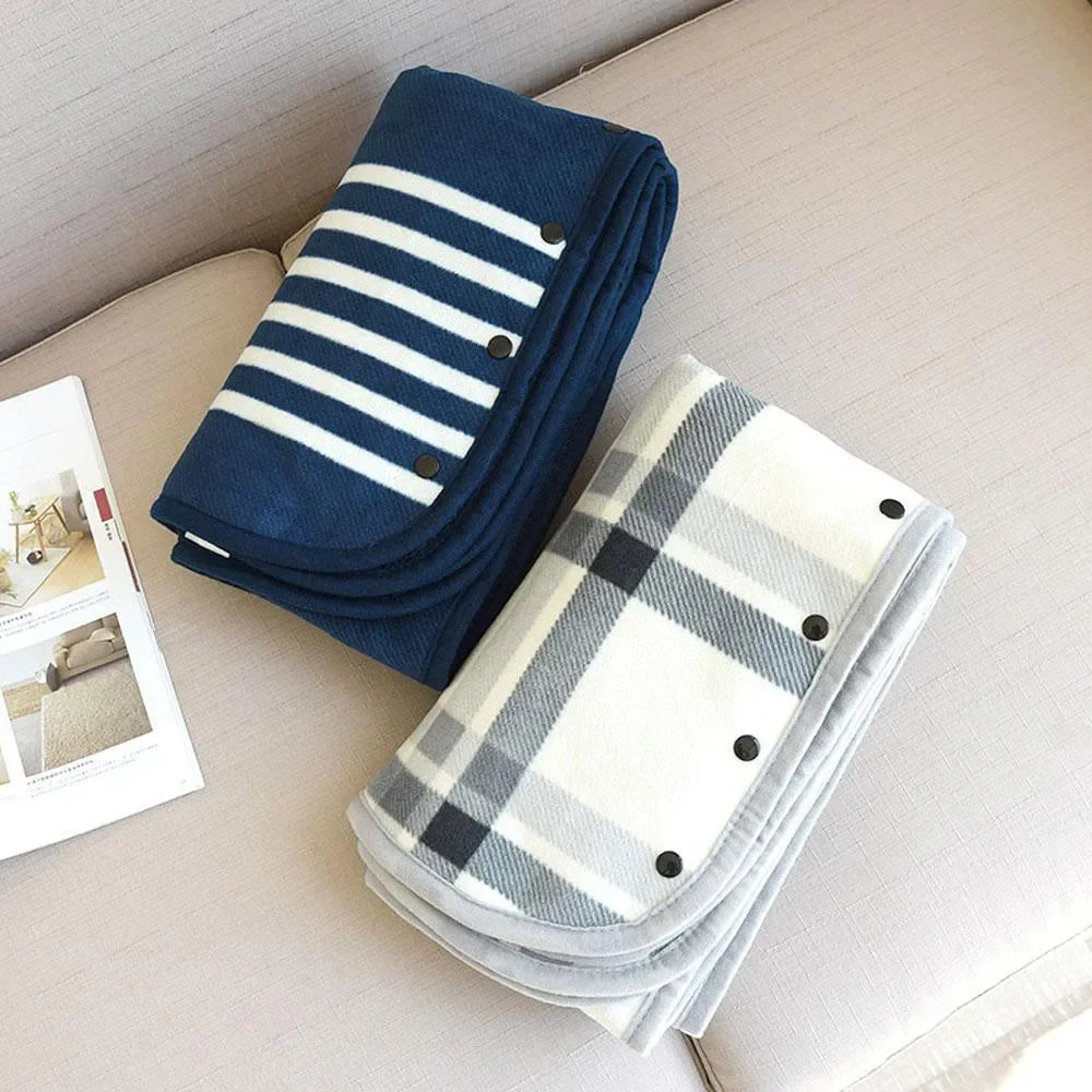 Plaids châles pliés, bleu marine rayé et carreaux gris
