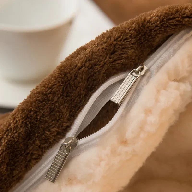 Détail de la fermeture éclair entre la face peluche et la face sherpa