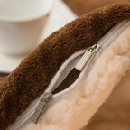 Détail de la fermeture éclair entre la face peluche et la face sherpa
