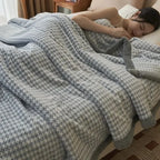 Plaid chenille petits carreaux bleus sur un lit