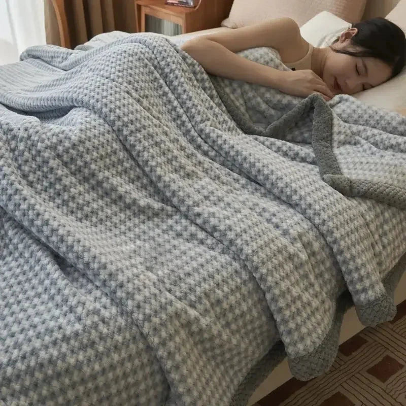Plaid chenille petits carreaux bleus sur un lit