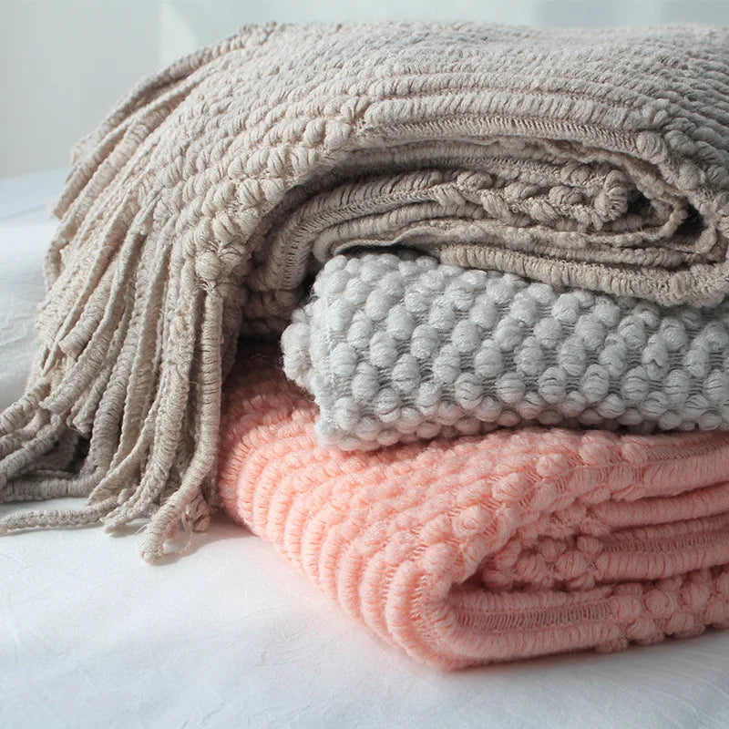 Plaids tricotés à franges pliés et empilés