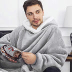 Homme en sweat plaid extra long gris clair, capuche doublée de sherpa