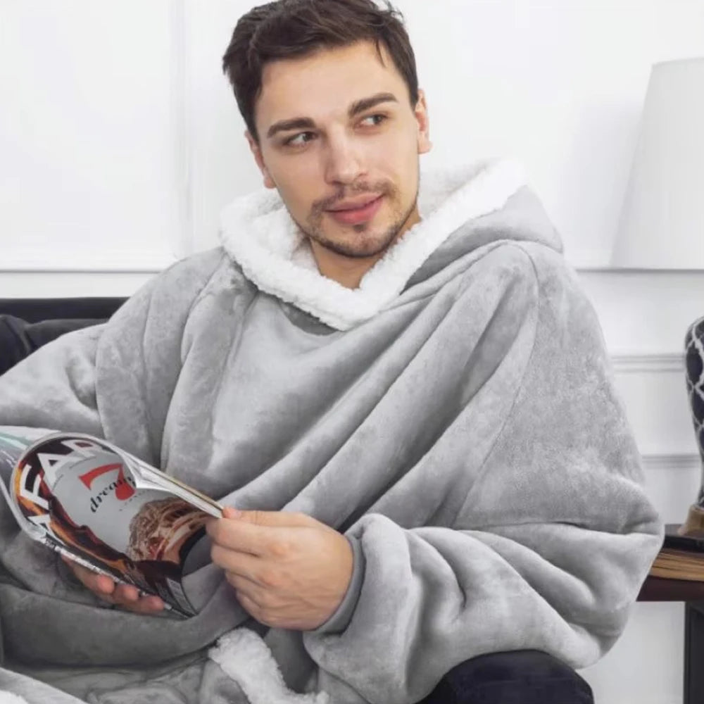 Homme en sweat plaid extra long gris clair, capuche doublée de sherpa