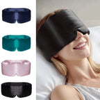 Femme souriante portant le masque de nuit satiné noir, à côté de masques bleu nuit, bleu canard, rose et noir