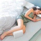 Coussin genoux glissé entre les genoux d’une personne endormie sur le côté (coloris blanc)