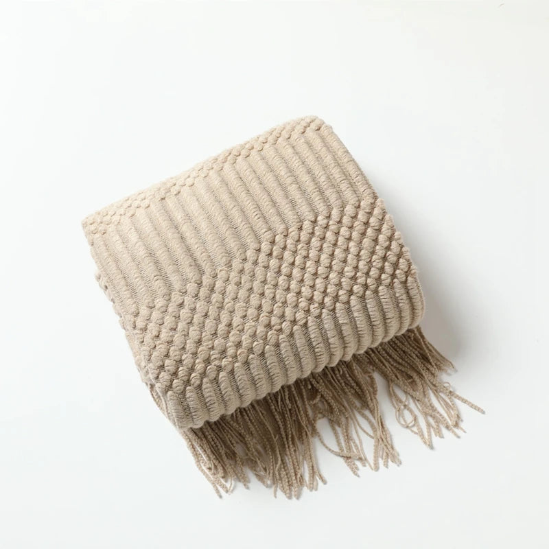 Plaid tricoté à franges beige sable, plié