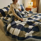 Plaid chenille grands carreaux bleus sur un lit