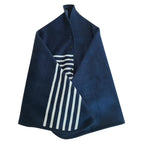 Plaid châle à boutons bleu marine à rayures blanches