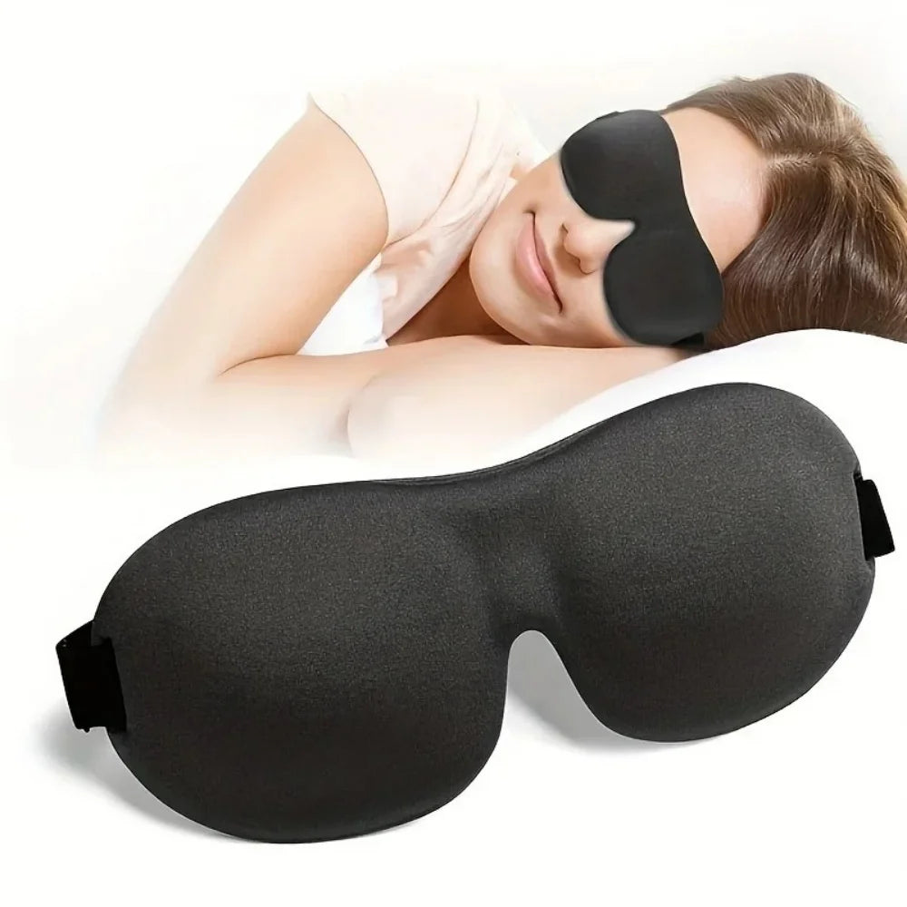 Femme endormie portant le masque de nuit 3D noir, et un masque posé au premier plan