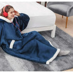 Femme allongée sur le tapis en sweat plaid extra long bleu marine, avec un casque audio