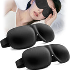Femme allongée portant le masque de nuit 3D noir, avec deux masques posés devant