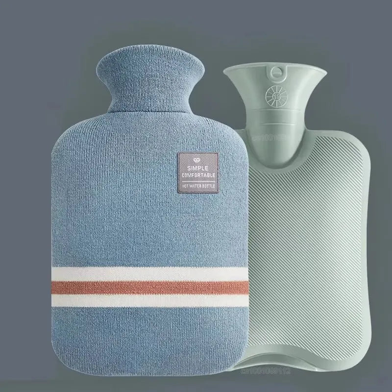 Bouillotte 2 L dans sa housse en tricot bleue, et une bouillotte sans housse à côté