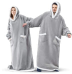 Sweat plaid extra long gris clair porté par une femme et un homme, vu en entier