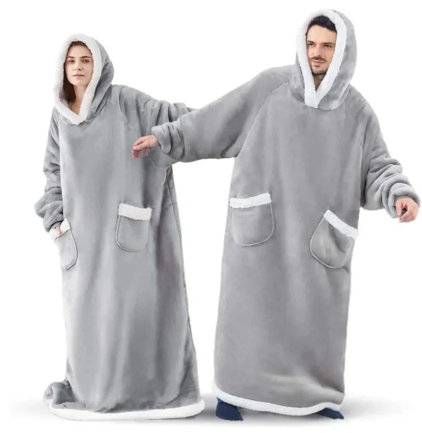 Sweat plaid extra long gris clair porté par une femme et un homme, vu en entier