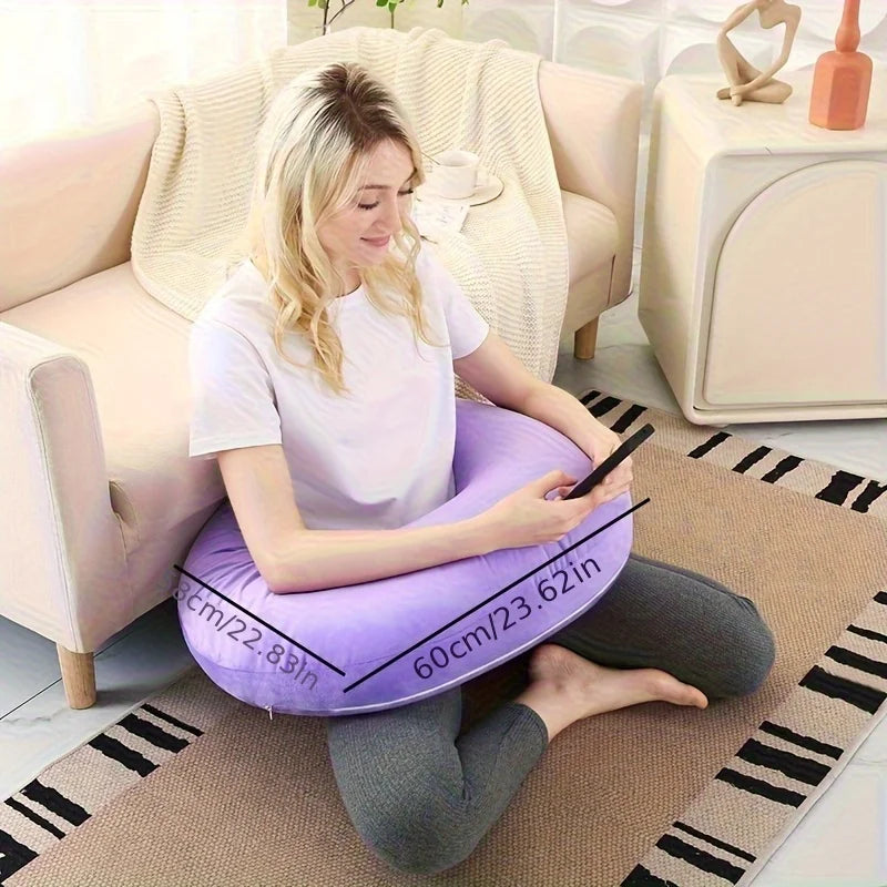 Coussin de lecture en C violet avec ses dimensions, environ 60 × 58 cm