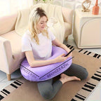 Coussin de lecture en C violet avec ses dimensions, environ 60 × 58 cm
