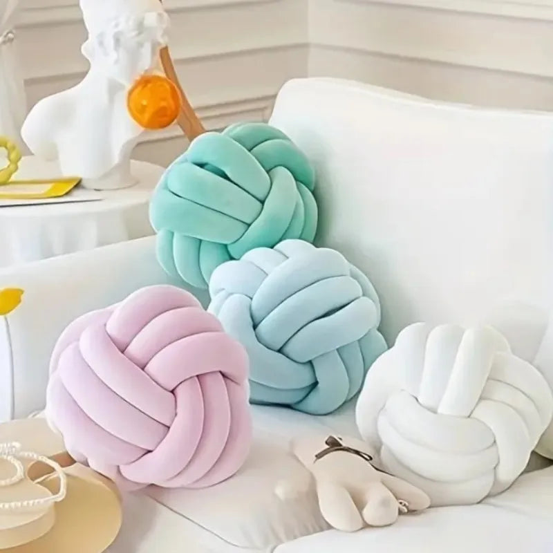 Mise en scène de coussins nœuds en velours dans des coloris non proposés à la vente
