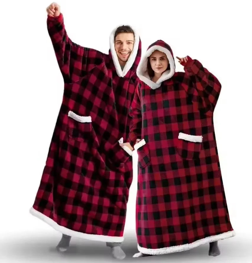 Sweat plaid extra long rouge à carreaux porté par une femme et un homme, vu en entier