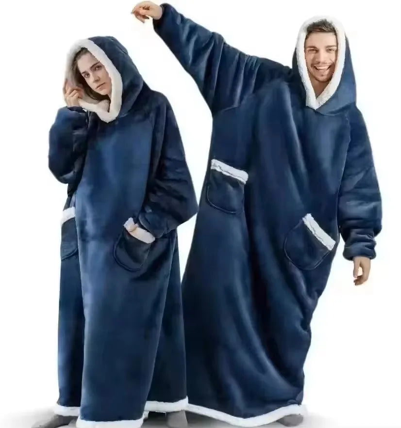 Sweat plaid extra long bleu marine porté par une femme et un homme, vu en entier
