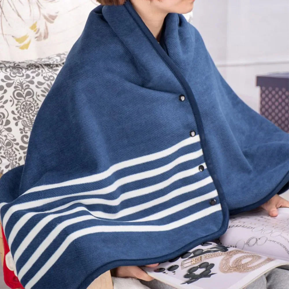 Plaid châle bleu marine rayé porté sur les épaules