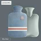 Bouillotte 2 L dans sa housse en tricot bleue