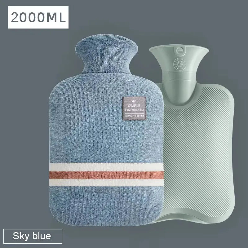 Bouillotte 2 L dans sa housse en tricot bleue