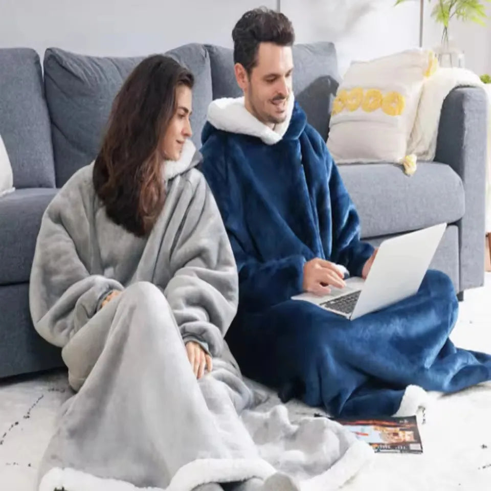 Couple assis sur le tapis du salon en sweat plaid extra long gris clair et bleu marine
