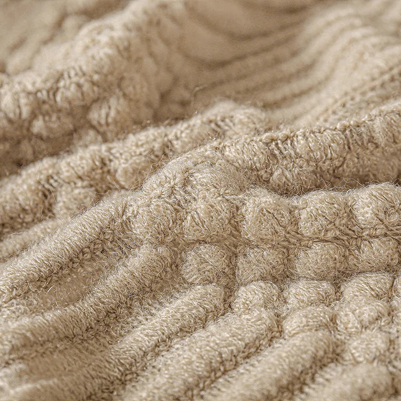 Détail de la maille en relief du plaid tricoté