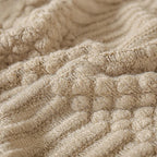 Détail de la maille en relief du plaid tricoté