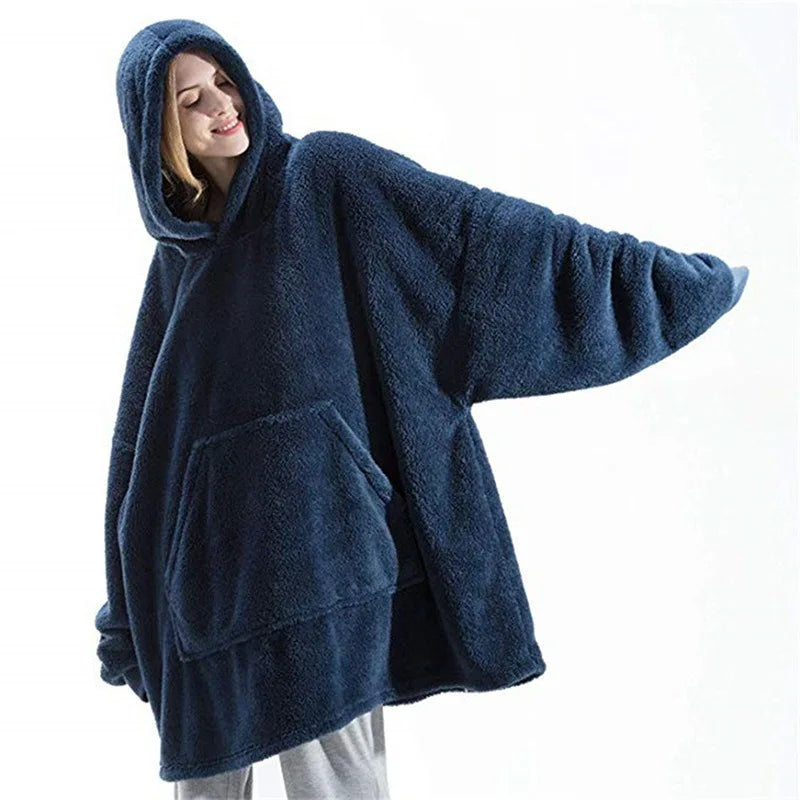 Sweat plaid teddy bleu nuit porté, bras tendu pour montrer la coupe ample
