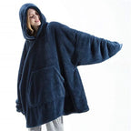 Sweat plaid teddy bleu nuit porté, bras tendu pour montrer la coupe ample