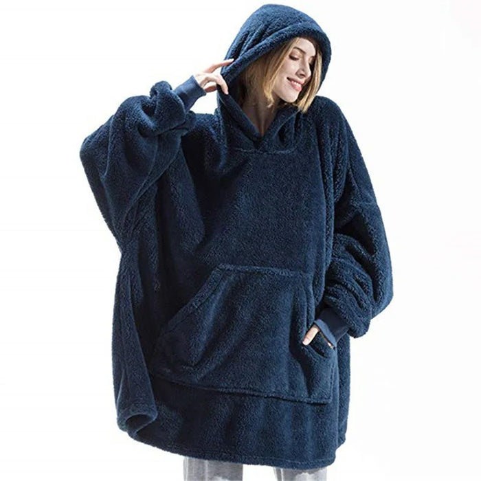 Sweat plaid teddy bleu nuit porté, capuche relevée, une main dans la poche kangourou