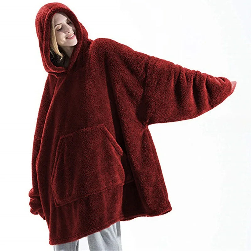 Sweat plaid teddy bordeaux porté, bras tendu, capuche sur la tête