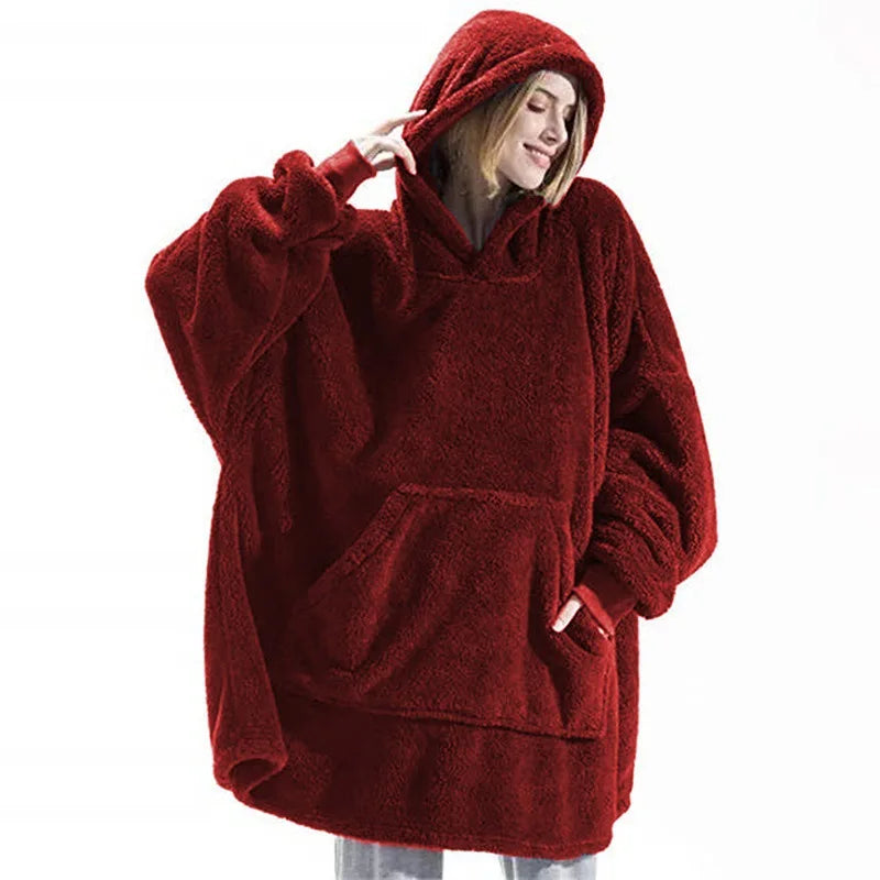 Sweat plaid teddy bordeaux porté, capuche relevée, une main dans la poche kangourou