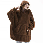 Sweat plaid teddy chocolat porté, capuche relevée, une main dans la poche kangourou